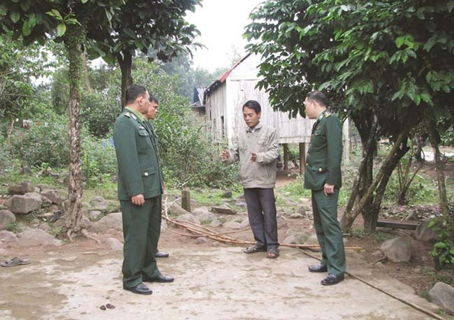 Ông Hồ Văn Thủy - Người có uy tín thôn La Lay, xã A Ngo, huyện Đakrông, trao đổi thông tin với cán bộ, chiến sĩ Đồn Biên phòng Cửa khẩu quốc tế La Lay (BĐBP Quảng Trị) Ông Hồ Văn Thủy - Người có uy tín thôn La Lay, xã A Ngo, huyện Đakrông, trao đổi thông tin với cán bộ, chiến sĩ Đồn Biên phòng Cửa khẩu quốc tế La Lay (BĐBP Quảng Trị)