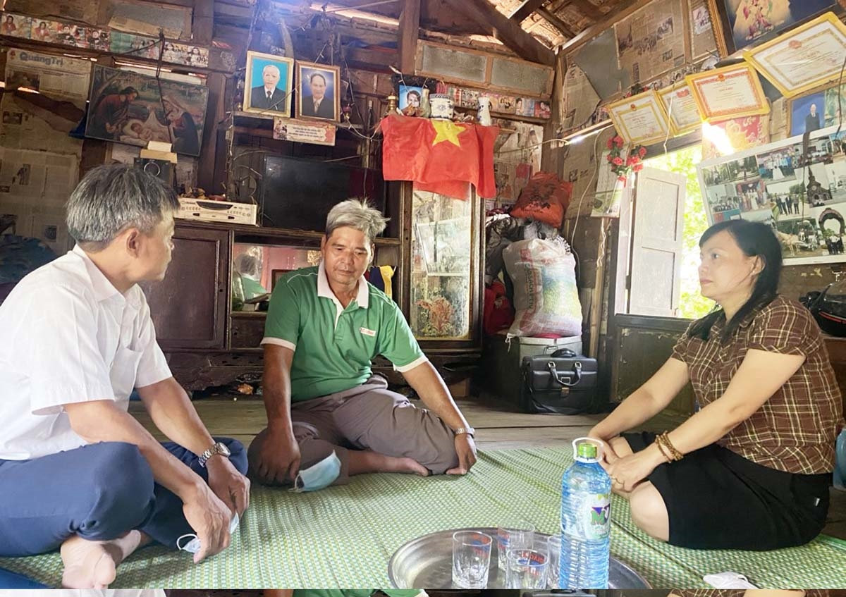 Bà Hồ Thị Lệ Hà trao đổi với Người có uy tín trong đồng bào DTTS tại xã Đakrông, huyện Đakrông Bà Hồ Thị Lệ Hà trao đổi với Người có uy tín trong đồng bào DTTS tại xã Đakrông, huyện Đakrông