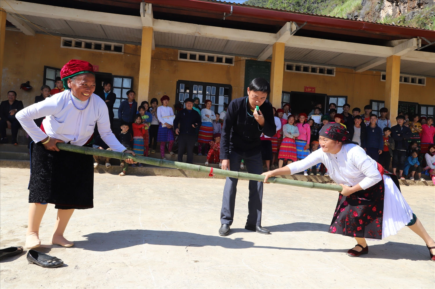 Không phân biệt lứa tuổi, giới tính, ai cũng có thể tham gia vui hội (Trong hình, trò chơi đẩy gậy, trò chơi yêu thích của  người Mông)