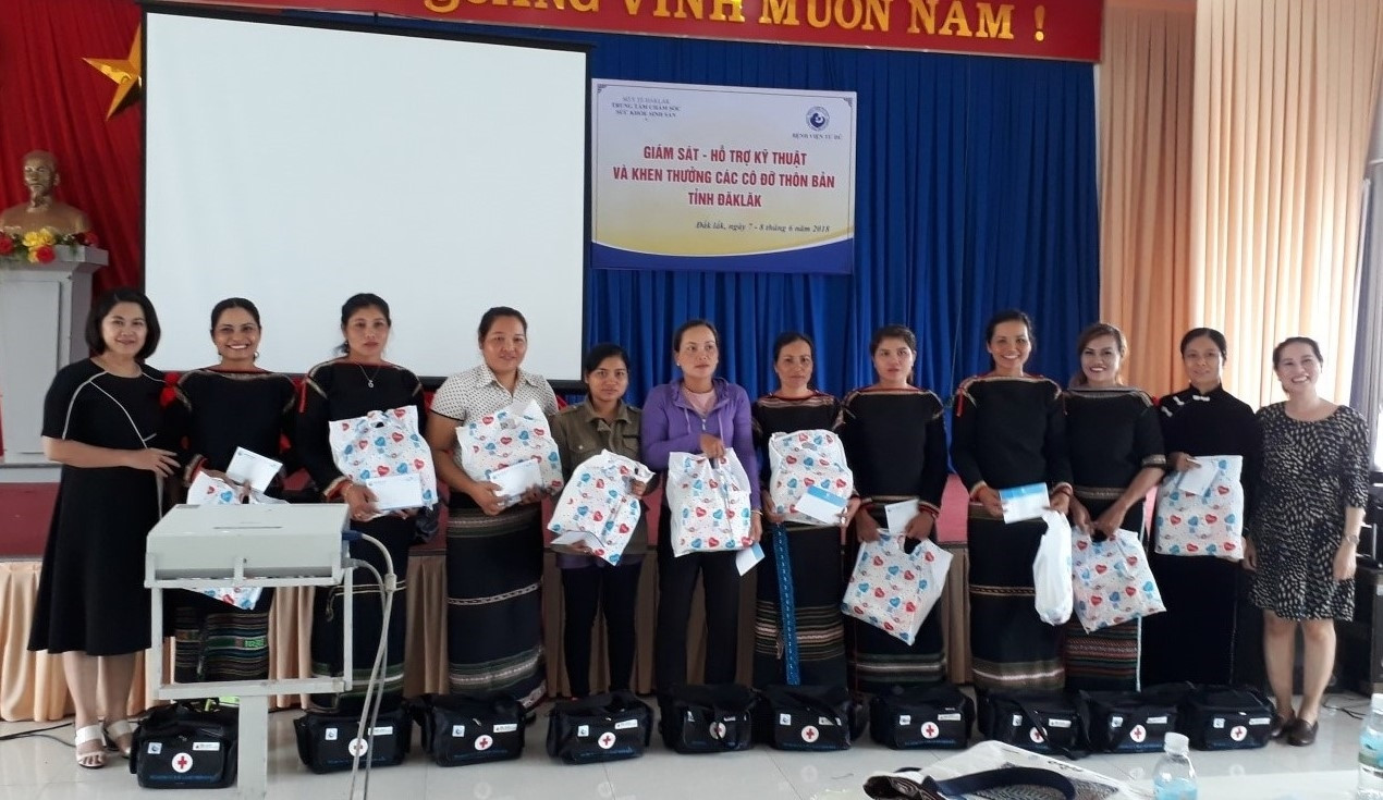 Các cô đỡ thôn bản được nhận quà từ nguồn quỹ xã hội nhân đạo của Bệnh viện Từ Dũ
