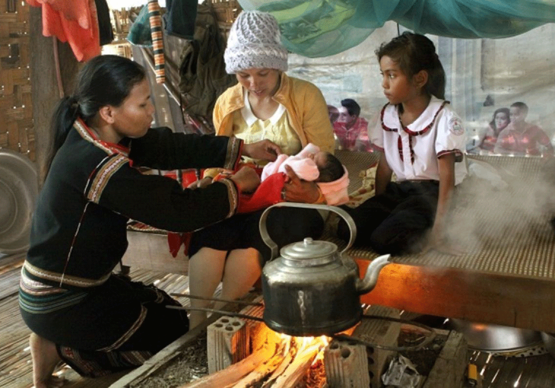Cô đỡ thôn bản hướng dẫn chăm sóc rốn cho trẻ sơ sinh tại Gia Lai Ảnh: DN