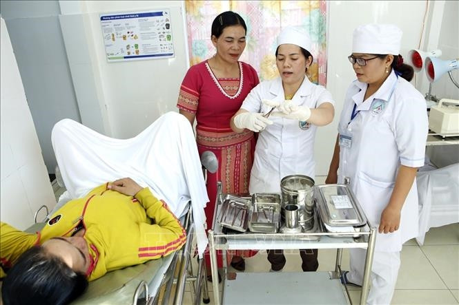 Mô hình đào tạo cô đỡ thôn bản tại huyện Tu Mơ Rông (Kon Tum) được giám sát chỉ đạo trực tuyến, thực hiện chăm sóc bà mẹ và trẻ em toàn diện.