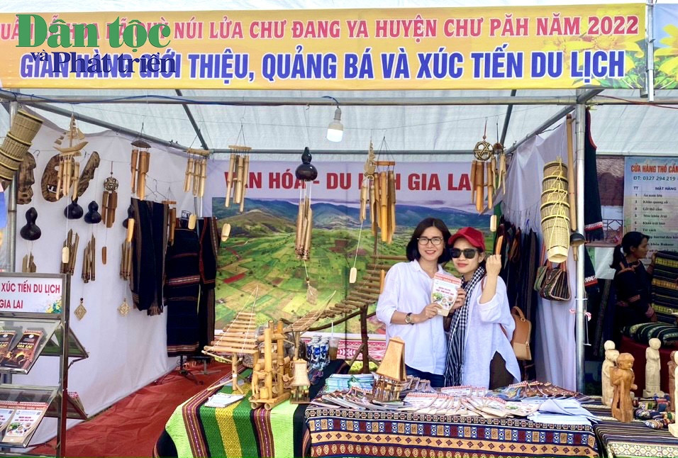 Các gian hàng lưu niệm, đặc sản địa phương, sản phẩm nông nghiệp nông thôn tiêu biểu được trưng bày cho khách du lịch mua làm quà
