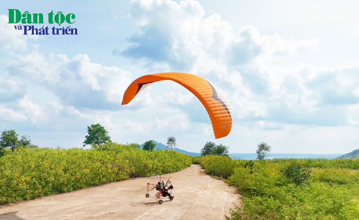 Hoạt động bay trải nghiệm dù lượn ngắm toàn cảnh bức tranh thiên nhiên Chư Đang Ya từ trên cao