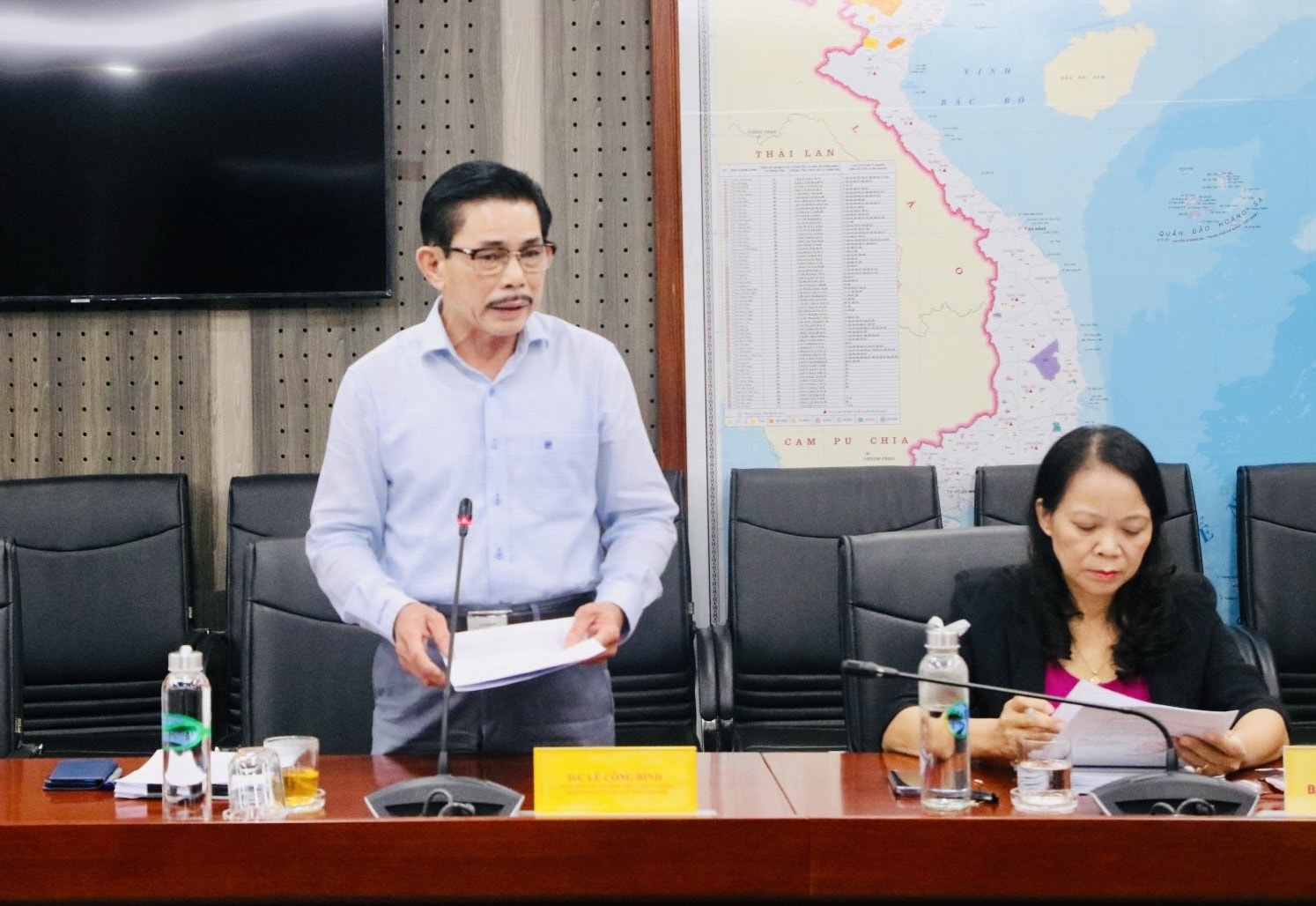 Ông Lê Công Bình - Tổng Biên tập Báo Dân tộc và Phát triển, Trưởng Ban Tổ chức Lễ Tuyên dương báo cáo kế hoạch tổ chức Lễ tuyên dương 