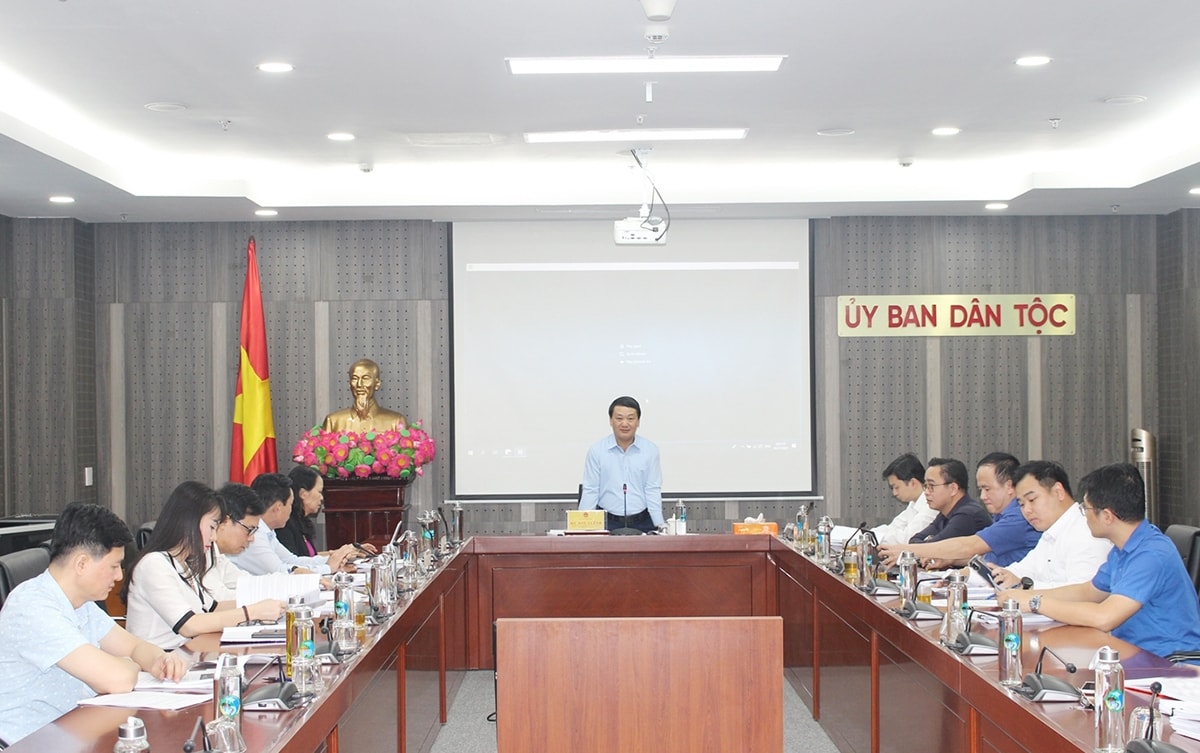 Bộ trưởng, Chủ nhiệm Hầu A Lềnh - Trưởng Ban Chỉ đạo Lễ Tuyên dương chủ trì cuộc họp 