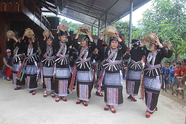 Bộ VHTTDL đã ban hành nhiều quyết định về việc tổ chức khôi phục, bảo tồn và phát triển bản sắc văn hóa truyền thống đồng bào các DTTS, DTTS rất ít người Bộ Văn hóa, Thể thao và Du lịch đã ban hành nhiều quyết định về việc tổ chức khôi phục, bảo tồn và phát triển bản sắc văn hóa truyền thống đồng bào các DTTS, DTTS rất ít người