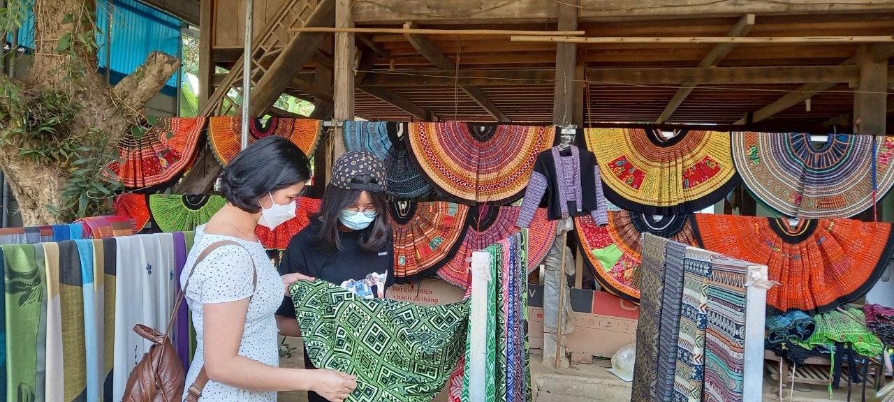 Hòa Bình bảo tồn, phát huy các giá trị văn hóa truyền thống để phát triển du lịch đã góp phần nâng cao đời sống đồng bào. (Trong ảnh: Khu du lịch Bản Lác, Mai Châu, Hòa Bình) Hòa Bình bảo tồn, phát huy các giá trị văn hóa truyền thống để phát triển du lịch đã góp phần nâng cao đời sống đồng bào. (Trong ảnh: Khu du lịch Bản Lác, Mai Châu, Hòa Bình)