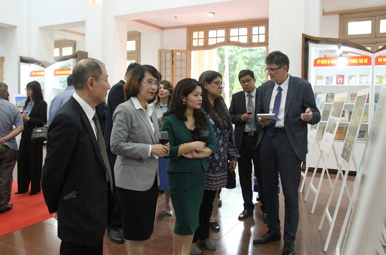 Các đại biểu tham quan Triển lãm