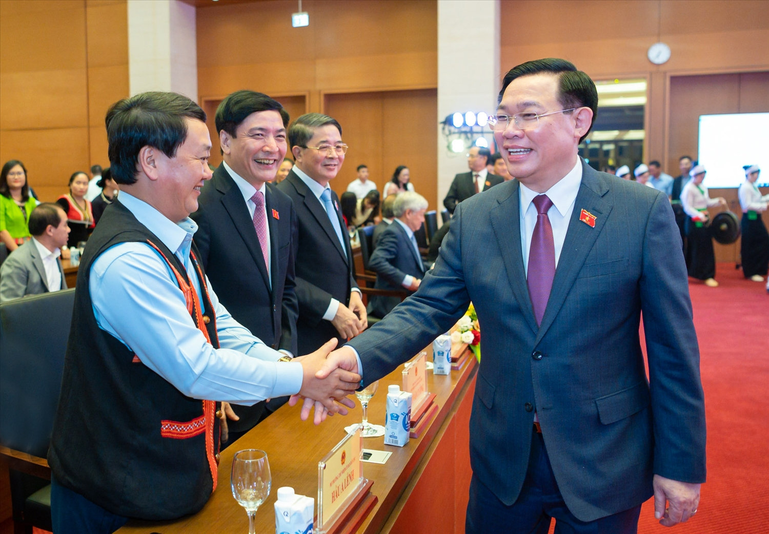 Chủ tịch Quốc hội Vương Đình Huệ với các đại biểu tại cuộc gặp mặt. Ảnh: quochoi.vn
