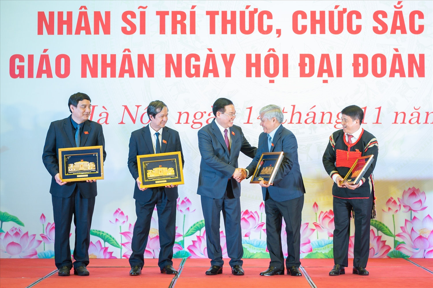 Chủ tịch Quốc hội Vương Đình Huệ tặng quà lưu niệm cho các lãnh đạo, nhà quản lý thuộc lĩnh vực dân tộc thiểu số, nhân sĩ, trí thức, chức sắc tôn giáo và nhà giáo - Ảnh: quochoi.vn