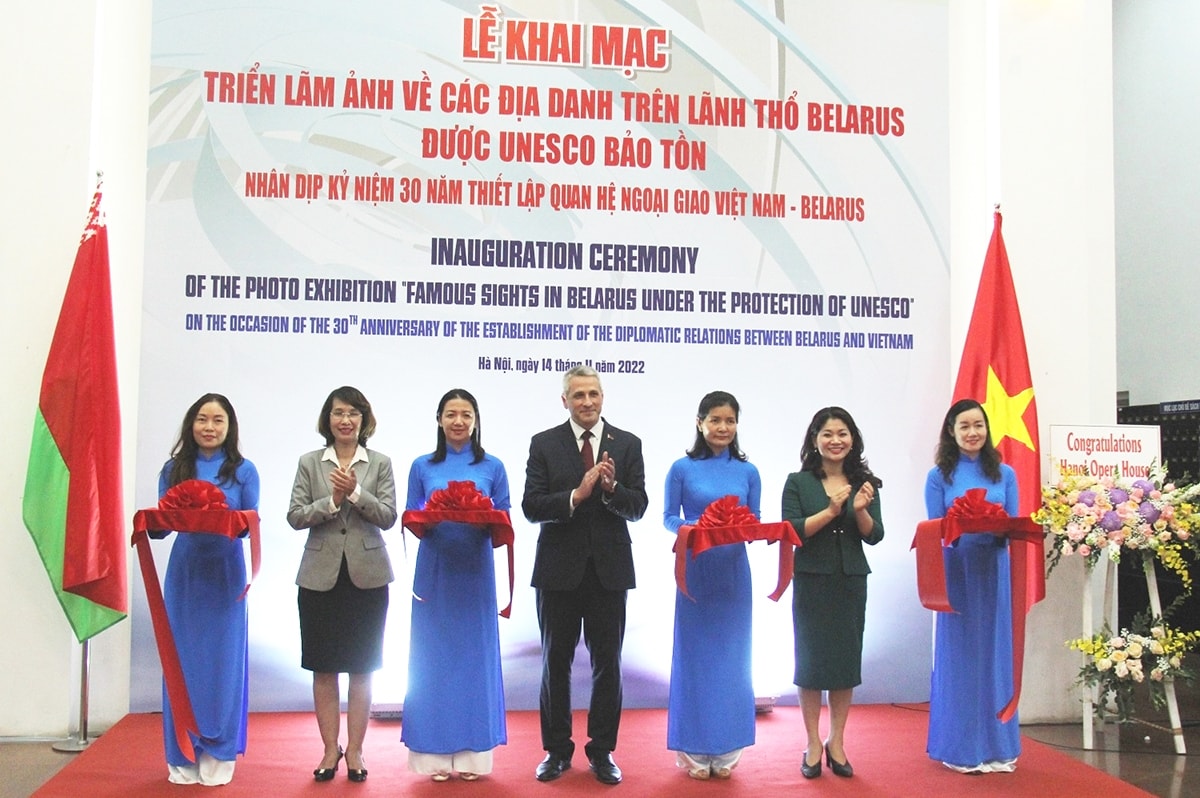 Các đại biểu cắt băng khai mạc Triển lãm