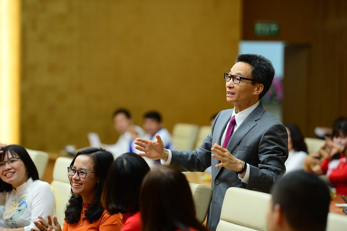  Phó Thủ tướng Vũ Đức Đam trò chuyện với các thầy cô giáo trong buổi gặp mặt