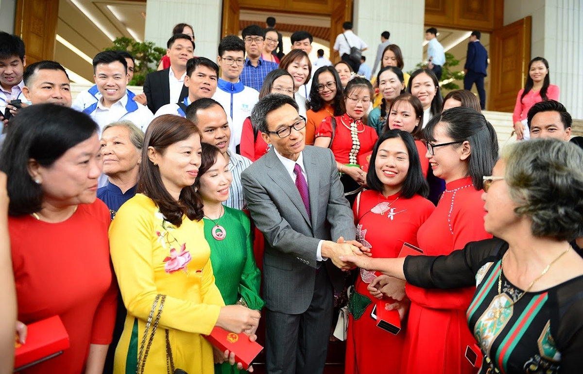Phó Thủ tướng Vũ Đức Đam chụp ảnh lưu niệm vùng các thầy cô giáo trong buổi gặp mặt