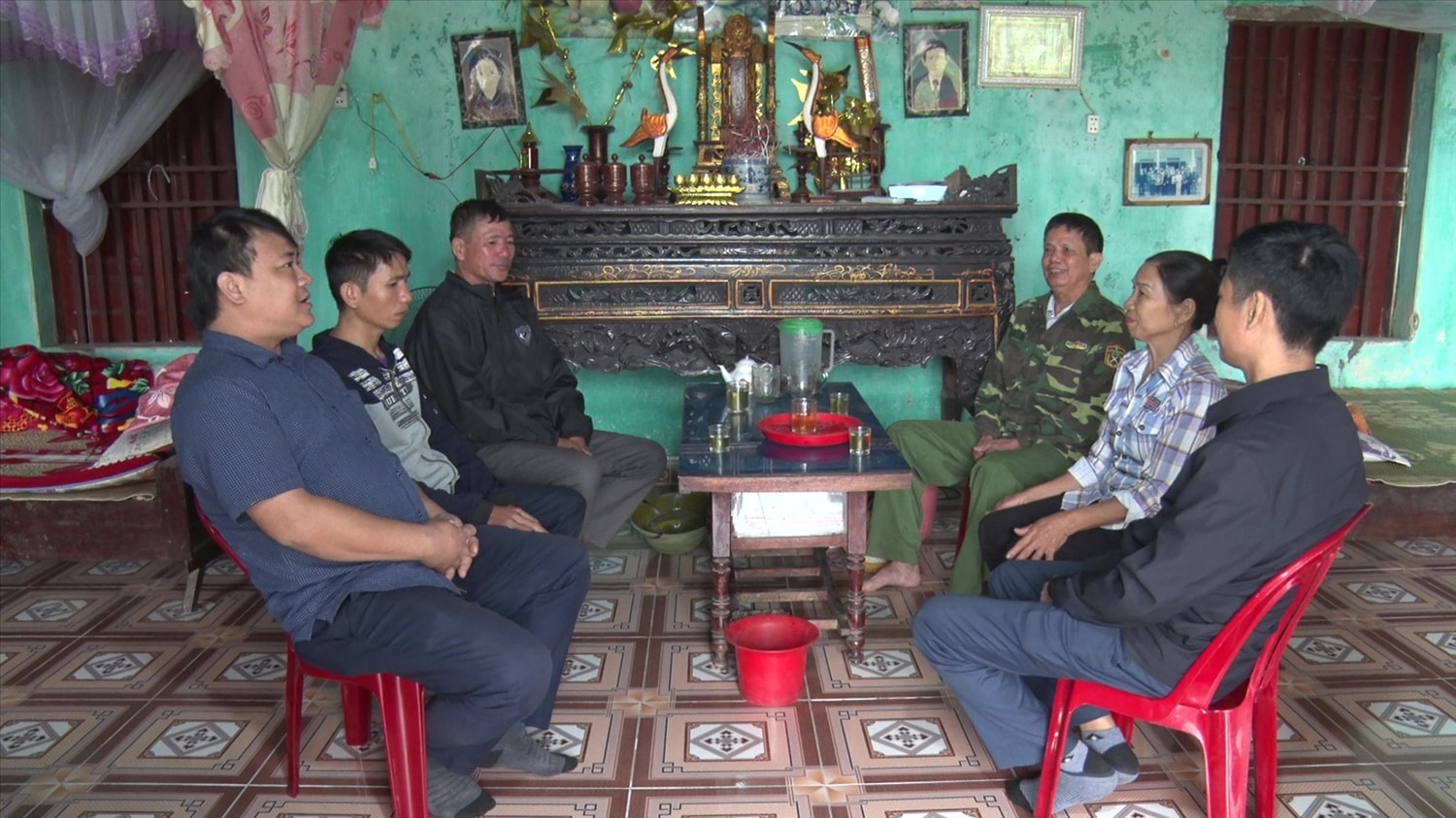 Ông Quách Văn Lưu (trong cùng bên phải) trong một buổi đi vận động bà con trong thôn Ông Quách Văn Lưu (trong cùng bên phải) trong một buổi đi vận động bà con trong thôn