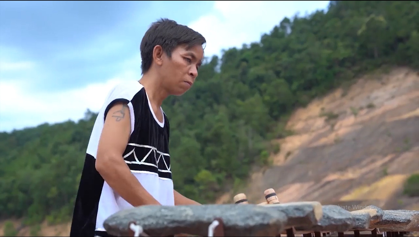 Nghệ sĩ Bo Bo Hùng chơi đàn đá 