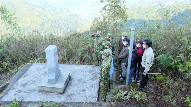 Cán bộ, chiến sĩ Đồn Biên phòng Mường Ải cùng người dân tại địa phương tuần tra, bảo vệ đường biên, cột mốc