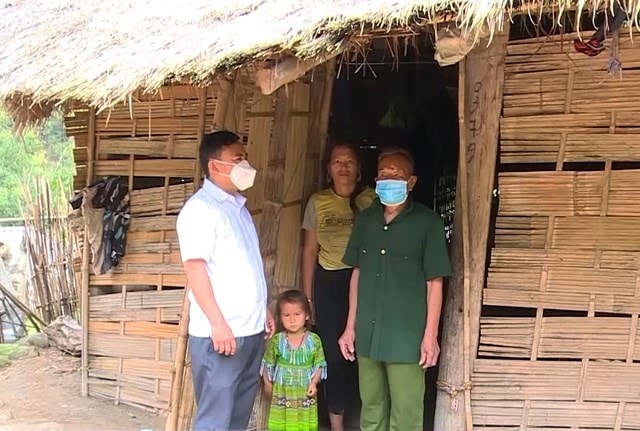 Ông Sùng A Páo, (ngoài cùng bên trái) thăm hỏi, nắm bát tâm tư của bà con thôn, bản xã Trung Lý, huyện Mường Lát Ông Sùng A Páo, (ngoài cùng bên trái) thăm hỏi, nắm bát tâm tư của bà con thôn, bản xã Trung Lý, huyện Mường Lát