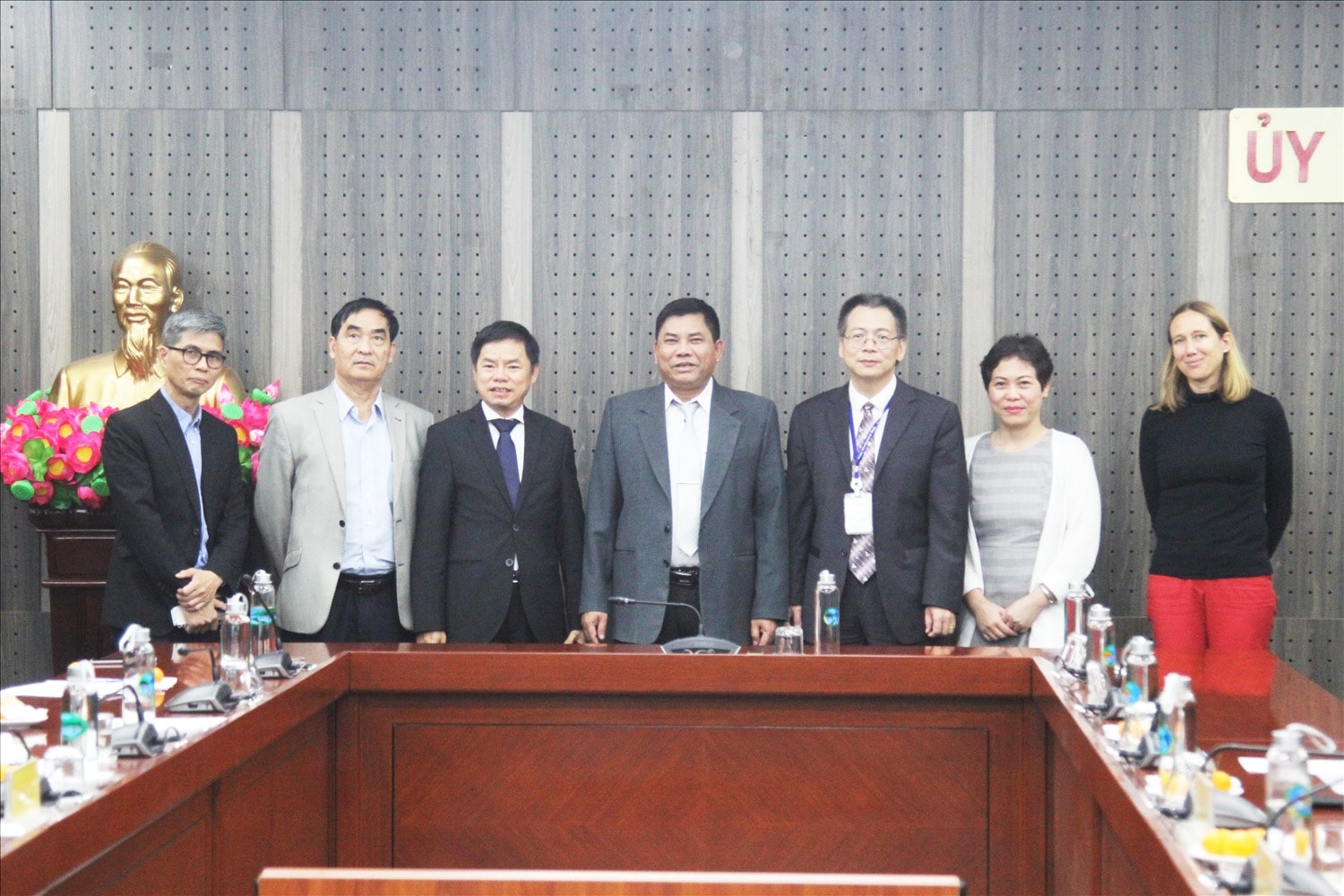 Thứ trưởng, Phó Chủ nhiệm UBDT Y Thông chụp ảnh lưu niệm cùng Đoàn cố vấn ADB