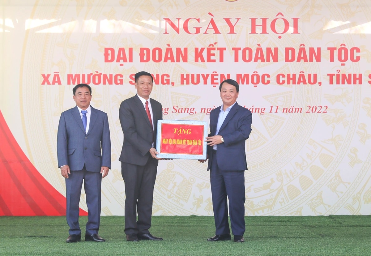 Bộ trưởng, Chủ nhiệm Ủy ban Dân tộc Hầu A Lềnh cũng tặng quà Ban Tổ chức Ngày hội