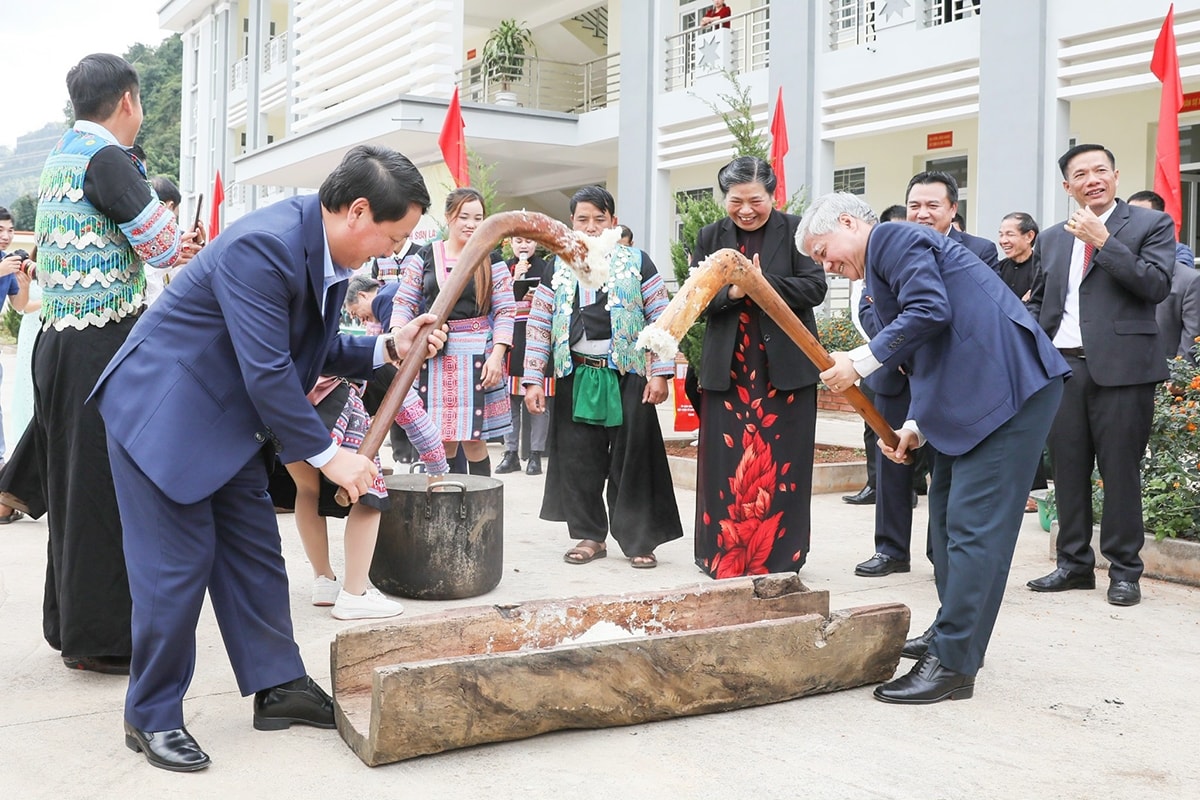 Chủ tịch Ủy ban Trung ương MTTQ Việt Nam Đỗ Văn Chiến, Bộ trưởng, Chủ nhiệm Ủy ban Dân tộc Hầu A Lềnh cùng tham gia các hoạt động tại Ngày hội với đồng bào địa phương
