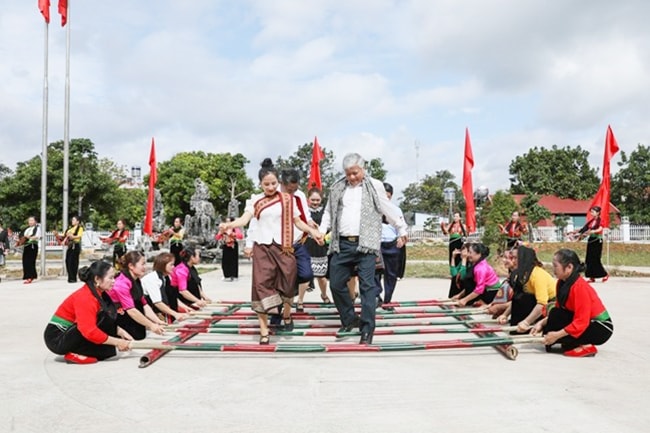 Chủ tịch Ủy ban Trung ương MTTQ Việt Nam Đỗ Văn Chiến tham dự các tiết mục đặc sắc trong phần hội cùng Nhân dân trên địa bàn