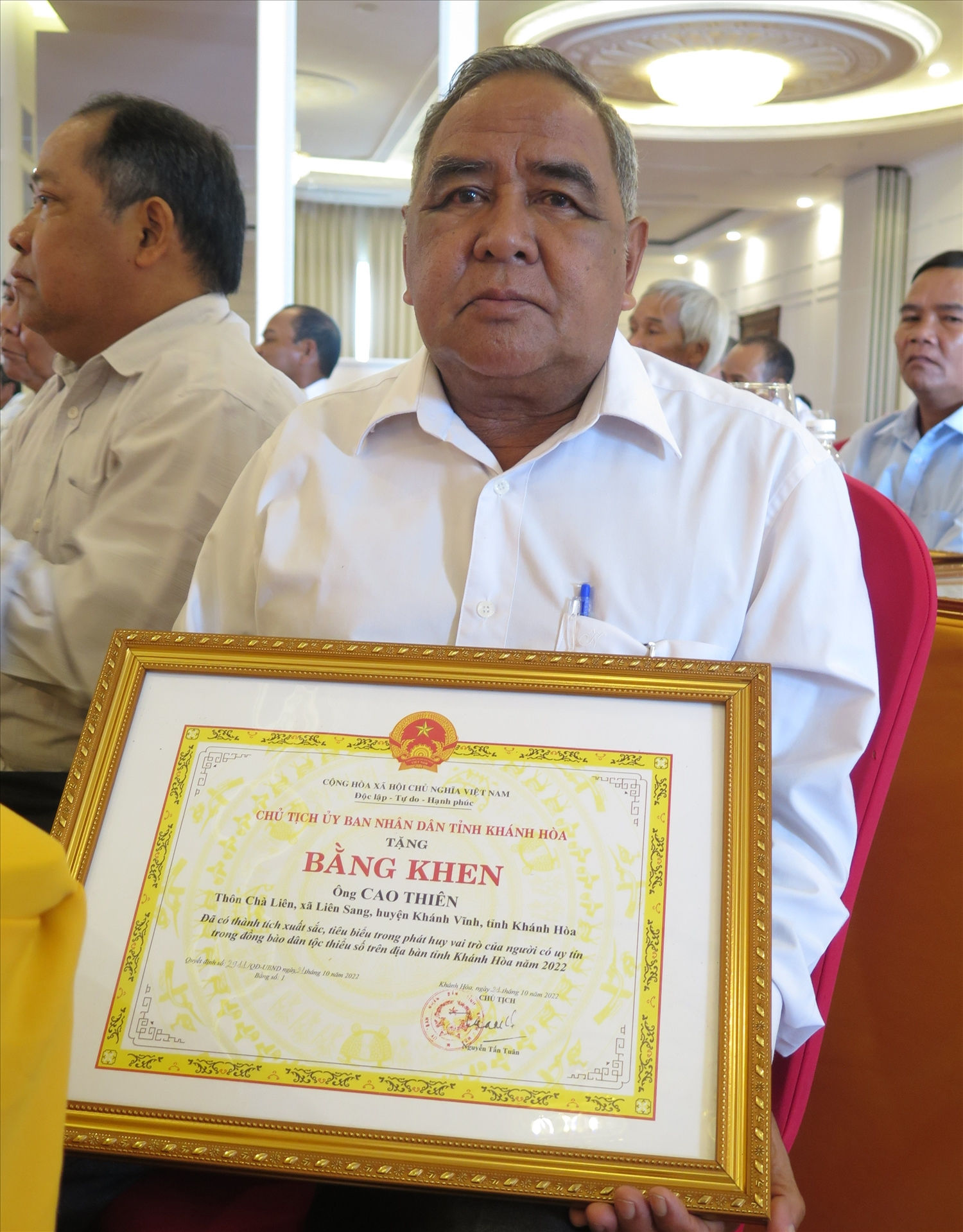 Ông Cao Thiên với Bằng khen của Chủ tịch UBND tỉnh Khánh Hòa trao tặng. 