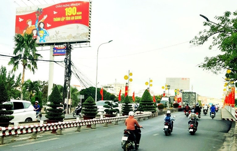 Tuyên truyền trực quan Kỷ niệm 190 năm thành lập tỉnh An Giang tại trung tâm Tp. Long Xuyên