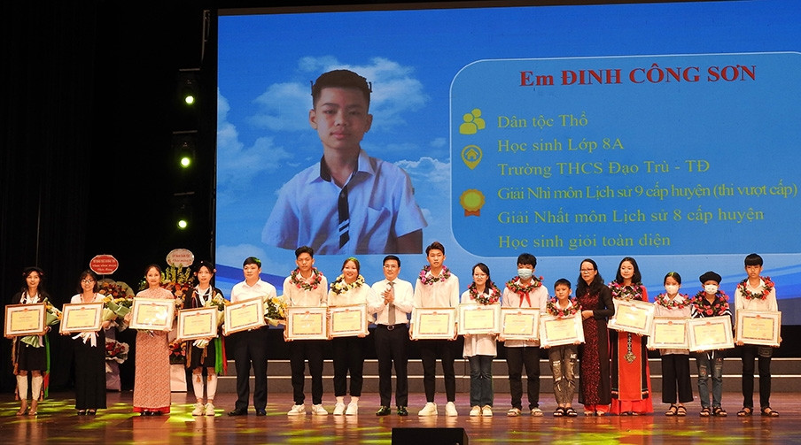 Thứ trưởng, Phó Chủ nhiệm Ủy ban Dân tộc Hoàng Thị Hạnh và Ủy viên Ban thường vụ Tỉnh ủy, Phó Chủ tịch thường trực UBND tỉnh Vĩnh Phúc Vũ Việt Văn trao Bằng khen của UBND tỉnh Vĩnh Phúc cho các thầy cô giáo và các em học sinh, sinh viên DTTS tiêu biểu xuất sắc năm học 2021 - 2022 