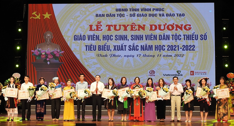 Ông Lê Công Bình - Tổng Biên tập Báo Dân tộc và Phát triển và Phó ban phụ trách Ban Dân tộc tỉnh Vĩnh Phúc Hoàng Anh tặng hoa và trao Giấy khen của Trưởng ban Dân tộc tỉnh Vĩnh Phúc cho thầy cô giáo và các em học sinh, sinh viên DTTS tiêu biểu xuất sắc năm học 2021 - 2022