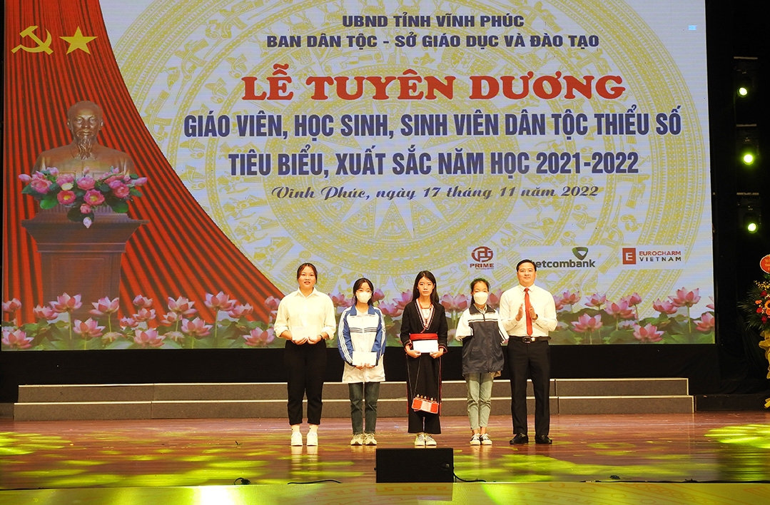 (TIN) Vĩnh Phúc: Tuyên dương giáo viên, học sinh, sinh viên DTTS tiêu biểu, xuất sắc năm học 2021 - 2022 5