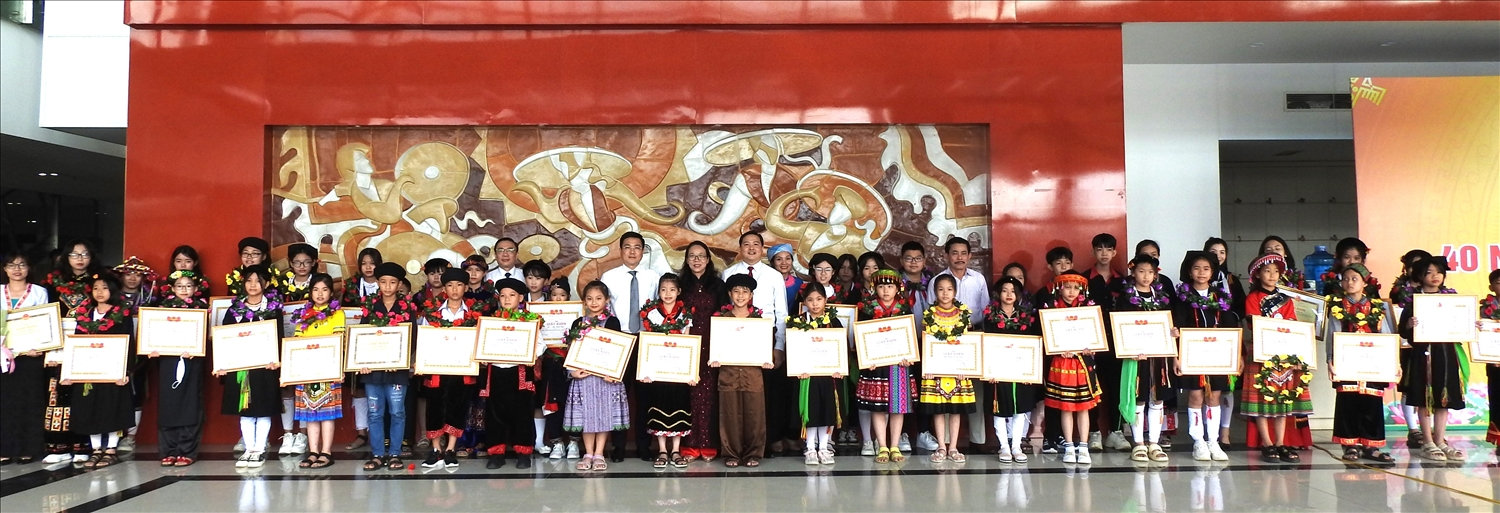(TIN) Vĩnh Phúc: Tuyên dương giáo viên, học sinh, sinh viên DTTS tiêu biểu, xuất sắc năm học 2021 - 2022 6