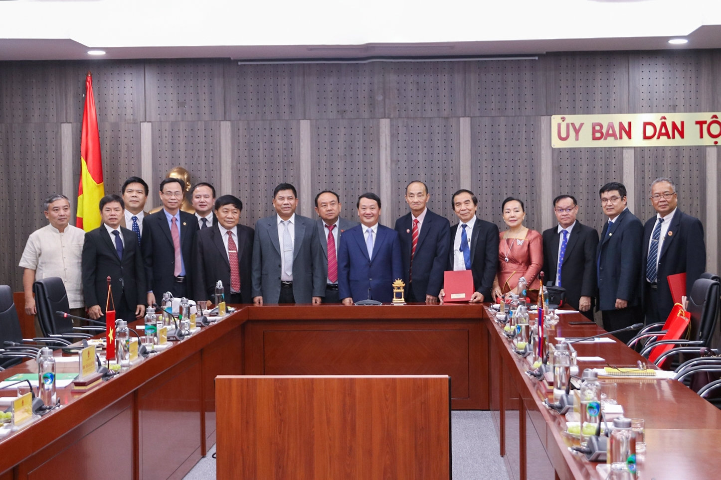 Các đại biểu chụp ảnh lưu niệm