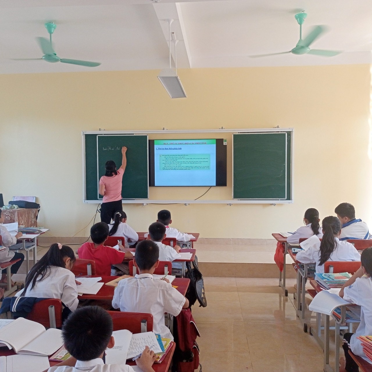 Lớp học được trang bị thiết bị dạy học hiện đại