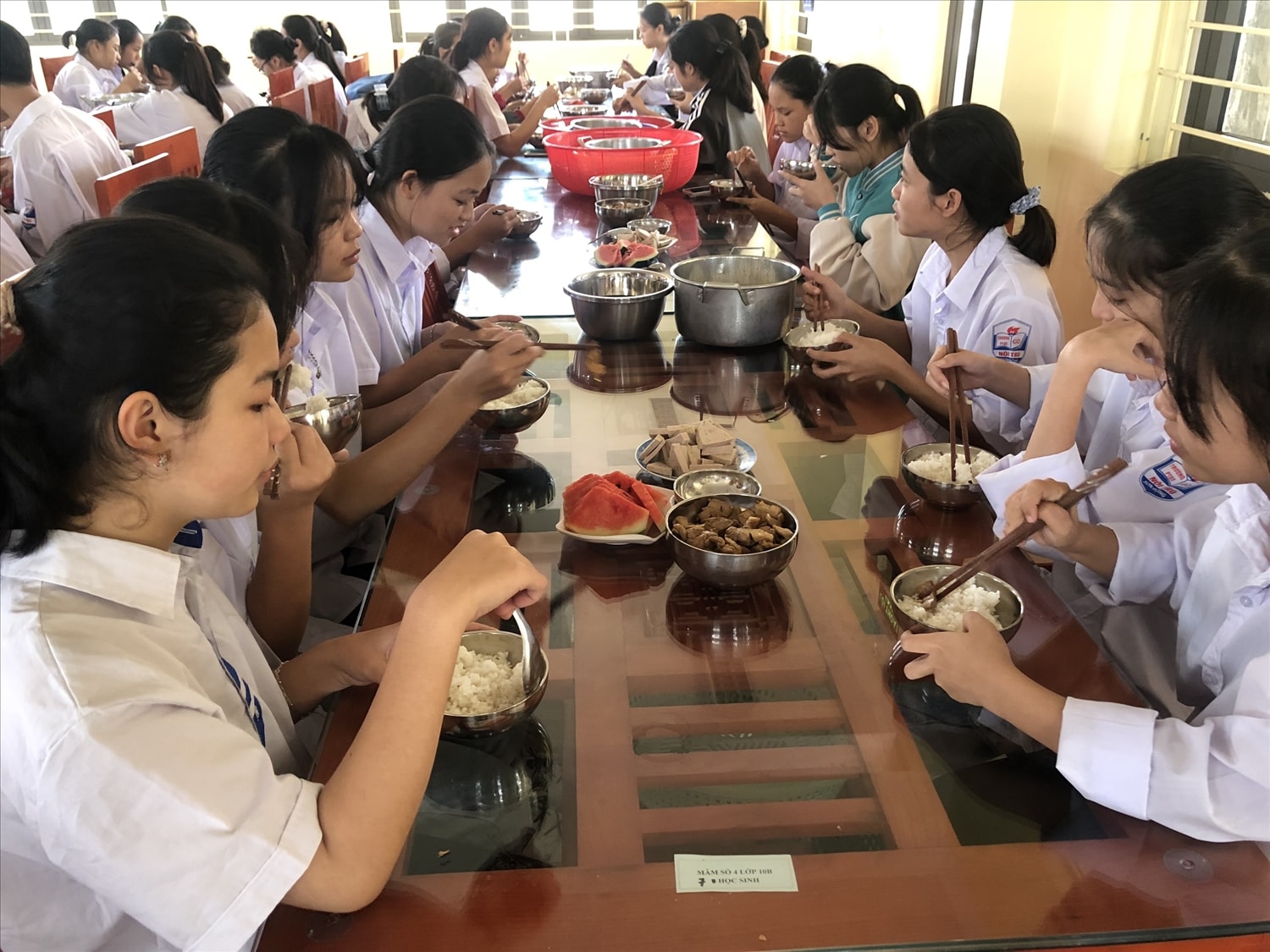 Bữa ăn của các em luôn đảm bảo chất lượng và vệ sinh ATTP