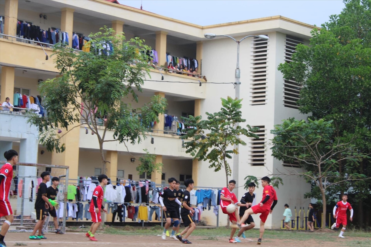 Ngoài giờ học trên lớp các em còn được hoạt động thể thao