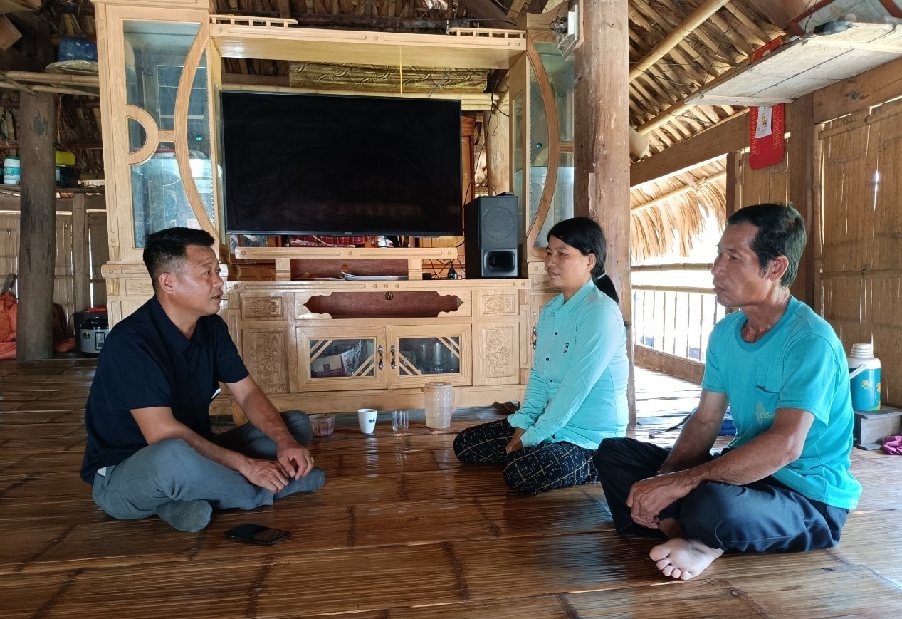 Anh Phạm Văn Hùng (bên trái), Bí thư kiêm Trưởng thôn Cốc Mốc, xã Đồng Lương trao đổi, nắm bắt tình hình cuộc sống của người dân Anh Phạm Văn Hùng (bên trái), Bí thư kiêm Trưởng thôn Cốc Mốc, xã Đồng Lương trao đổi, nắm bắt tình hình cuộc sống của người dân