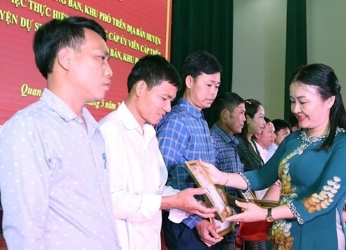 Bà Lương Thị Hạnh, Bí thư Huyện ủy, Chủ tịch HĐND huyện Quan Sơn trao Giấy khen của Ban Thường vụ Huyện ủy cho các chi bộ có thành tích xuất sắc Bà Lương Thị Hạnh, Bí thư Huyện ủy, Chủ tịch HĐND huyện Quan Sơn trao Giấy khen của Ban Thường vụ Huyện ủy cho các chi bộ có thành tích xuất sắc