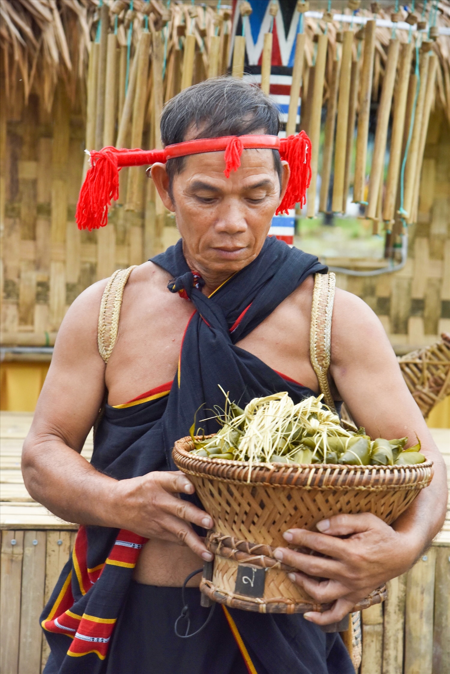 Già làng chuẩn bị các khay lễ vật dâng cúng thần Già làng chuẩn bị các khay lễ vật dâng cúng thần