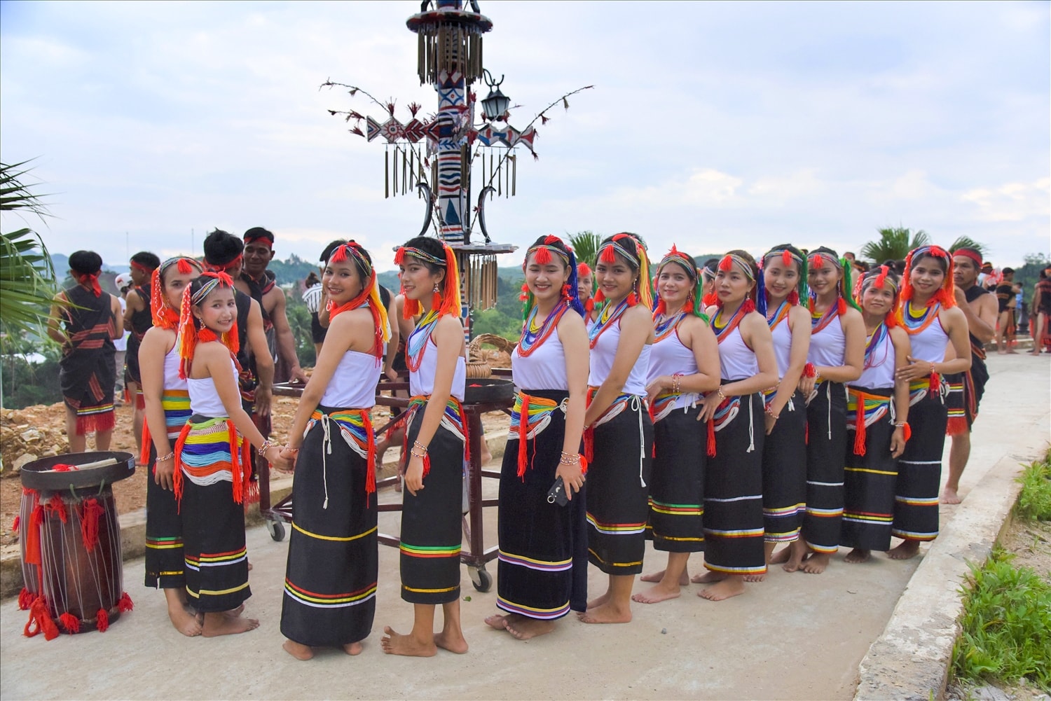 Thiếu nữ dân tộc Cor trong trang phục truyền thống tham gia lễ rước linh vật Thiếu nữ dân tộc Cor trong trang phục truyền thống tham gia lễ rước linh vật