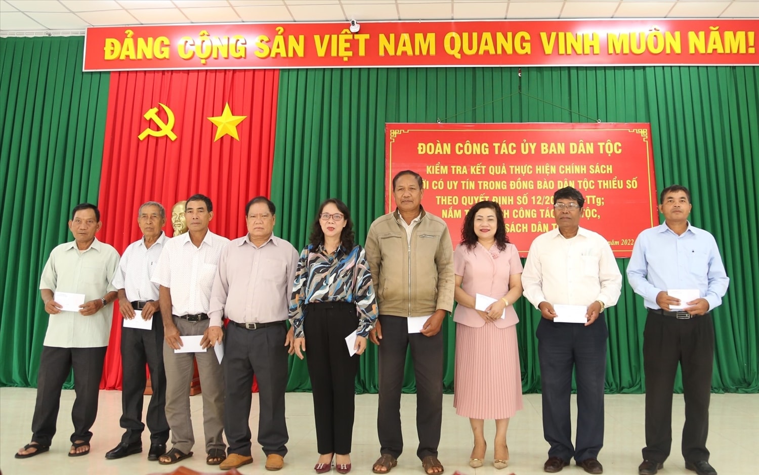 Thứ trưởng, Phó chủ nhiệm Ủy ban Dân tộc tặng quà cho người có uy tín Đắk Lắk Thứ trưởng, Phó Chủ nhiệm Ủy ban Dân tộc Hoàng Thị Hạnh tặng quà cho Người có uy tín Đắk Lắk