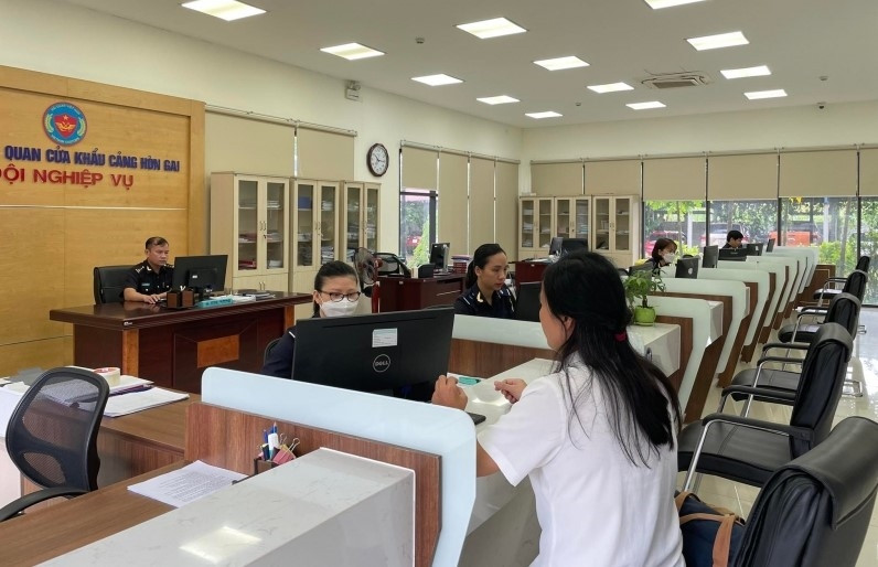 Hải quan Quảng Ninh tiếp tục triển khai các giải pháp cải cách thủ tục hành chính, nâng cao chất lượng phục vụ, tạo điều kiện thông thoáng trong hoạt động xuất nhập để “giữ chân” doanh nghiệp. Hải quan Quảng Ninh tiếp tục triển khai các giải pháp cải cách thủ tục hành chính, nâng cao chất lượng phục vụ, tạo điều kiện thông thoáng trong hoạt động xuất nhập để “giữ chân” doanh nghiệp.
