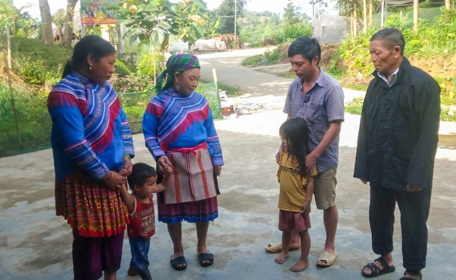 Người có uy tín Cư A Phần cùng các thành viên trong gia đình bên con đường mới, một phần nhờ việc hiến đất làm đường của gia đình