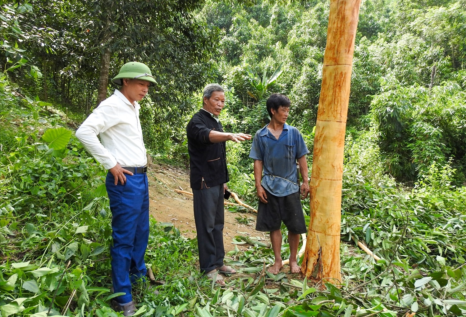 Người có uy tín Phùng Minh Vinh (huyện Văn Yên, Yên Bái) đi đầu trong phong trào hiến đất làm đường, xây dựng nông thôn mới