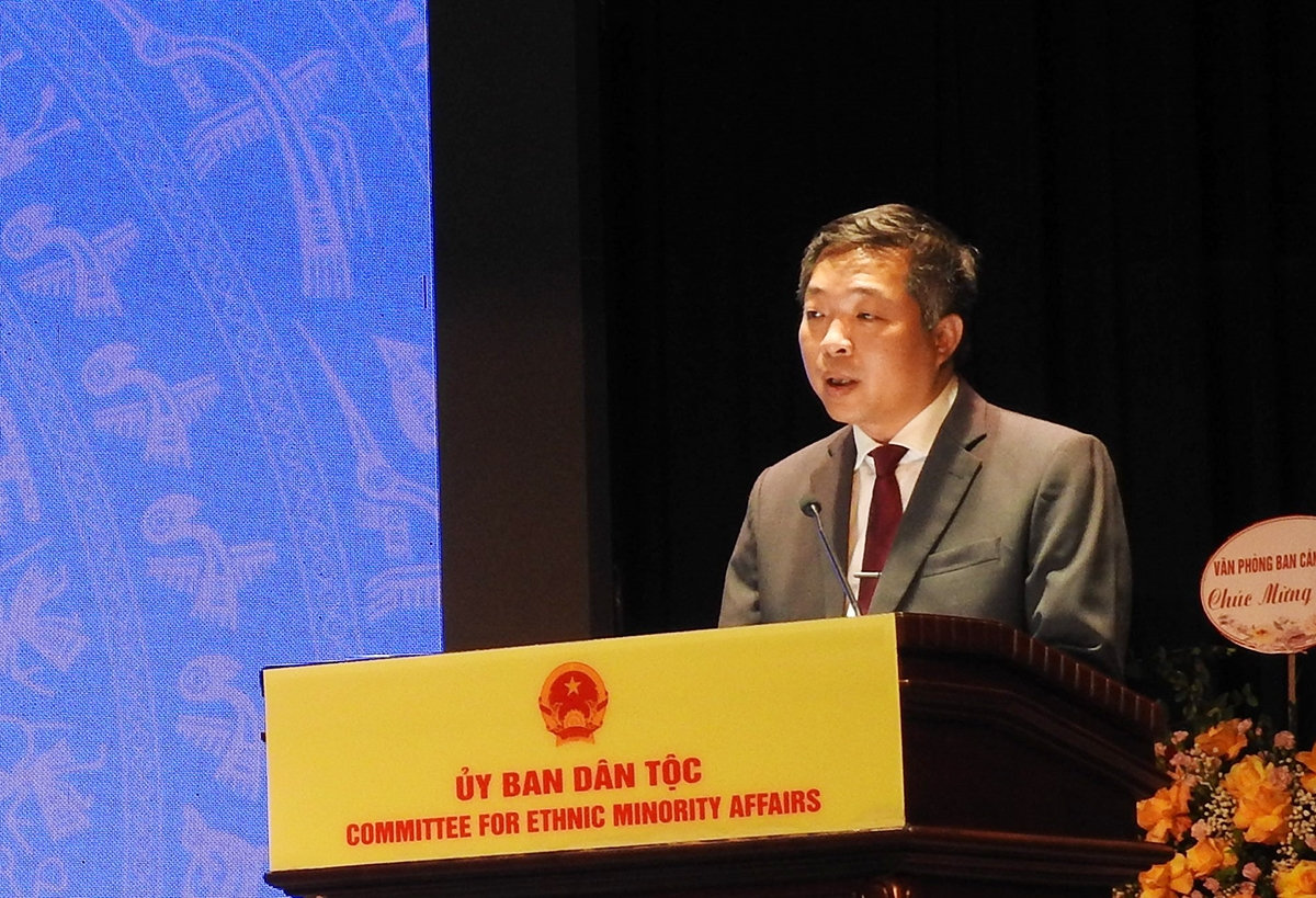 Gs.Ts. Trần Trung - Giám đốc Học viện Dân tộc phát biểu khai mạc Lễ kỷ niệm và Khai giảng
