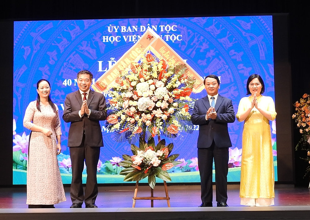 Bộ trưởng, Chủ nhiệm Hầu A Lềnh tặng hoa chúc mừng tập thể cán bộ, giảng viên Học viện Dân tộc 