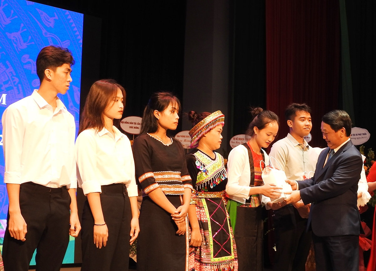 Bộ trưởng, Chủ nhiệm Hầu A Lềnh trao quà cho sinh viên đạt thành tích xuất sắc trong học tập và rèn luyện năm học 2021 - 2022
