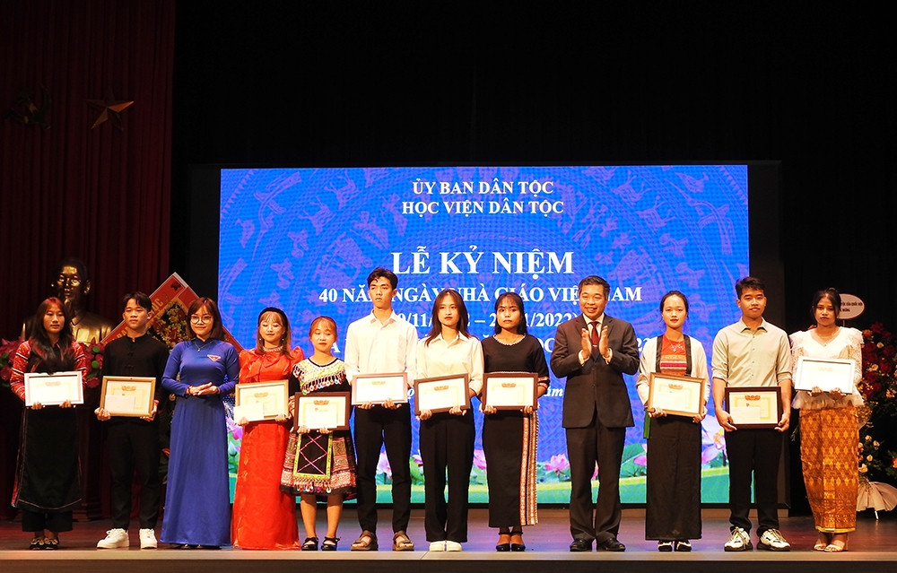Đoàn Thanh niên UBDT tặng học bổng cho các em sinh viên có thành tích học tập xuất sắc năm học 2021 - 2022 và các em thủ khoa đầu vào năm học 2022 - 2023