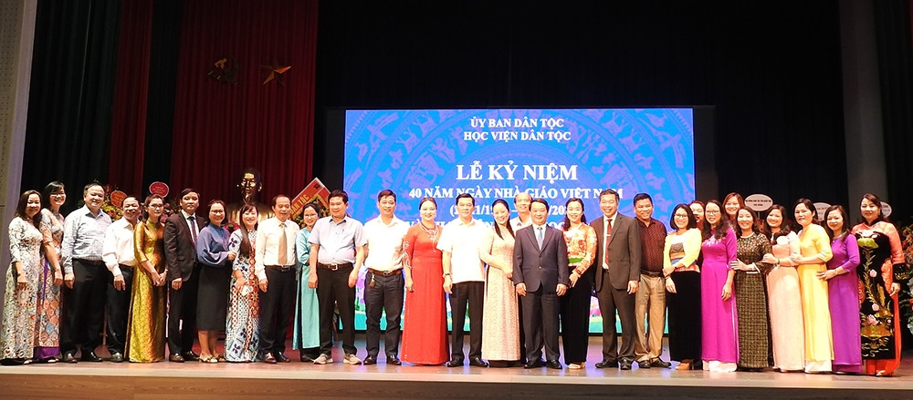 Lãnh đạo UBDT chụp ảnh lưu niệm cùng tập thể cán bộ, giảng viên Học viện Dân tộc