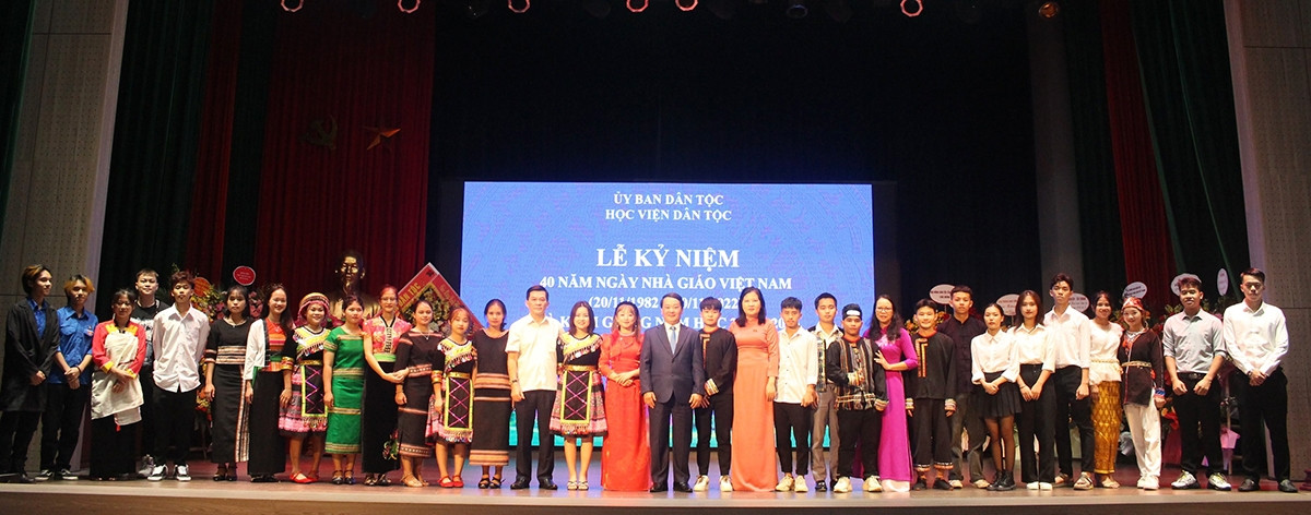 Lãnh đạo UBDT chụp ảnh lưu niệm cùng các em sinh viên Học viện Dân tộc